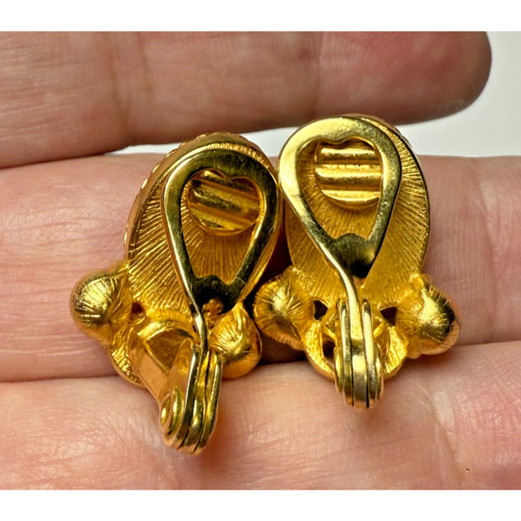 Vintage Singed Monet Clip On Earrings Gold Tone Jewel Cabochons Amber Red Rope - Picture 5 of 7